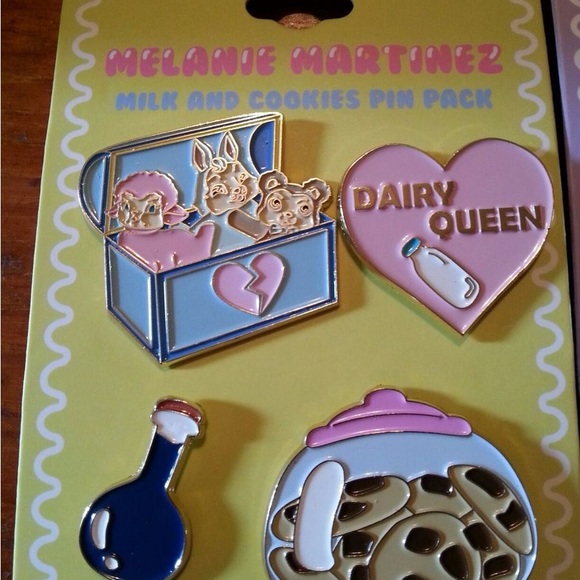 Milk and cookies!! Melanie Martinez pin - Picture 1 of 2